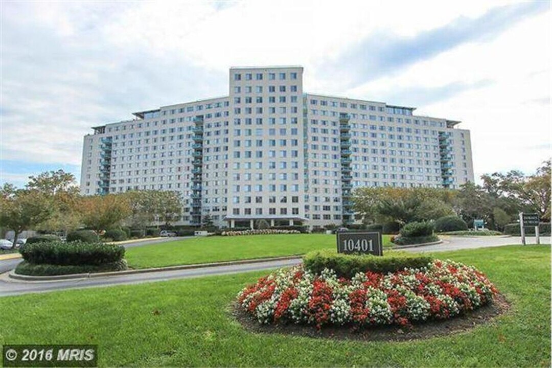 10401 Grosvenor Pl in Rockville, MD - Building Photo