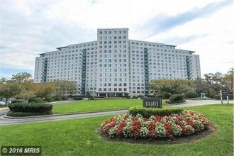 10401 Grosvenor Ln in Rockville, MD - Building Photo - Building Photo