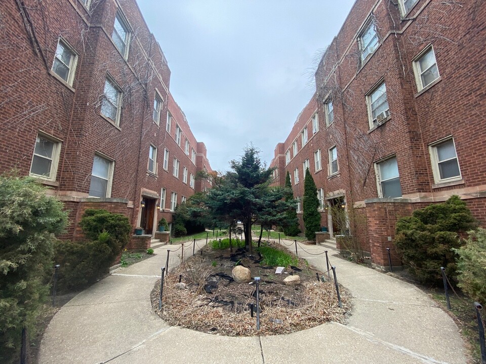 1345 1/2 W Touhy Ave in Chicago, IL - Foto de edificio