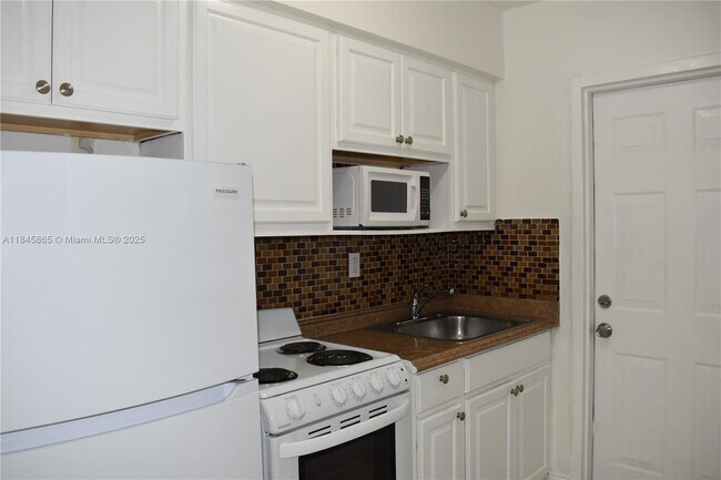 16851 NE 21st Ave in North Miami Beach, FL - Building Photo - Building Photo