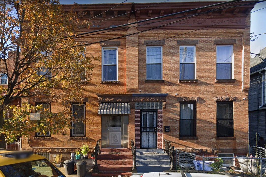 8615 59th Ave, Unit 2 in Elmhurst, NY - Building Photo