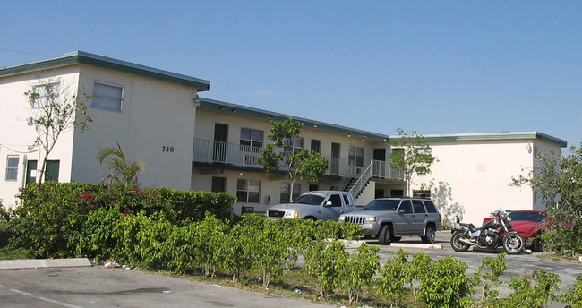 220 SW 8th St in Pompano Beach, FL - Foto de edificio - Building Photo