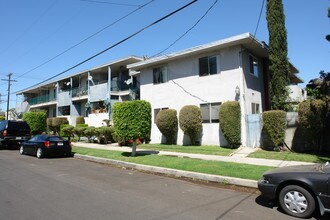 6836 Woodman Ave in Van Nuys, CA - Building Photo - Building Photo