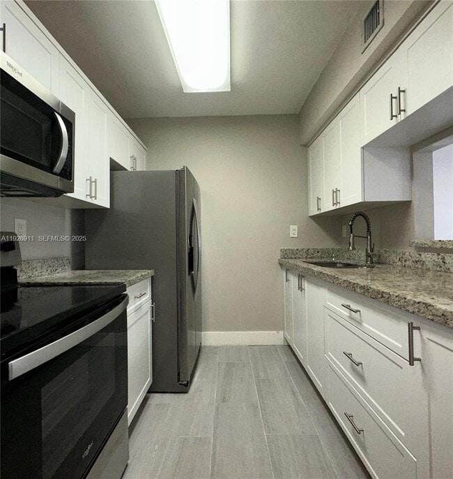 250 NW 107th Ave in Miami, FL - Foto de edificio - Building Photo