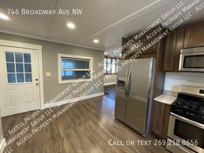 746 Broadway Ave NW in Grand Rapids, MI - Building Photo - Building Photo