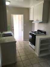 116 E Buckthorn St, Unit B in Inglewood, CA - Building Photo - Building Photo