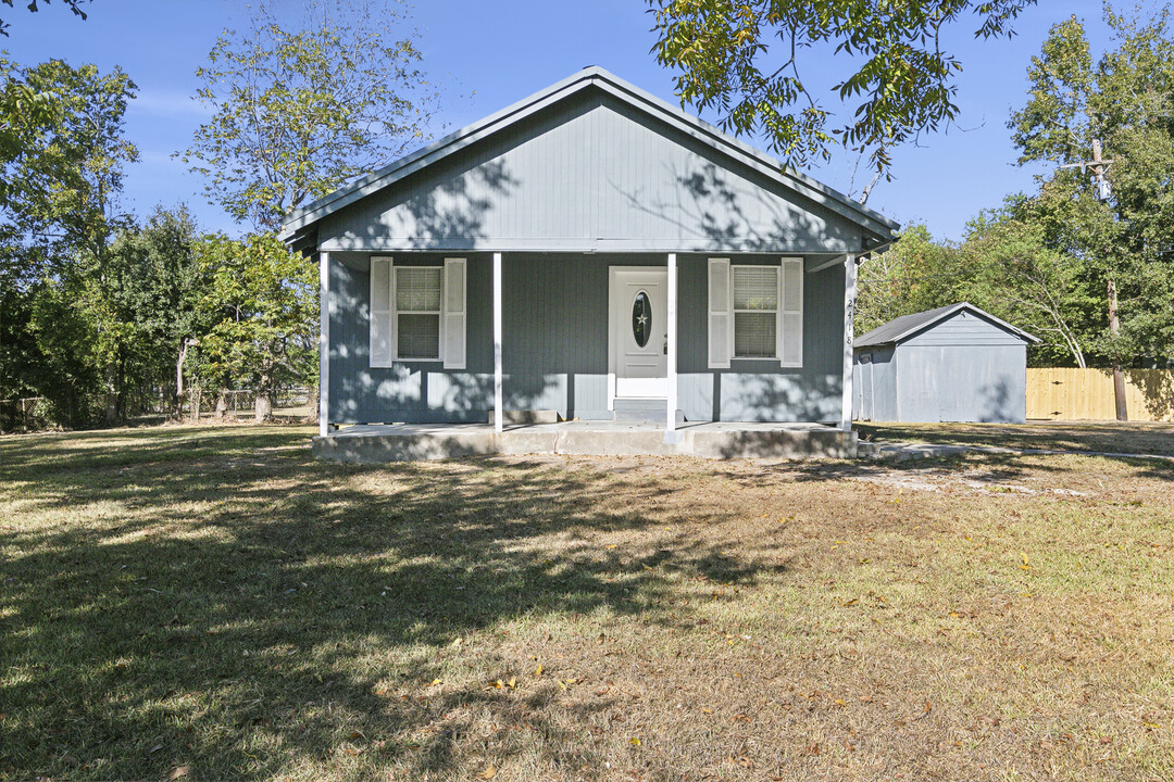 2418 Irving St in West Orange, TX - Building Photo