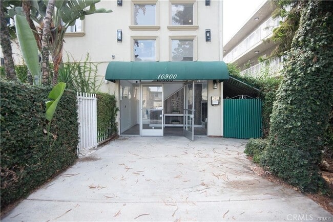 10900 Blix St in Los Angeles, CA - Building Photo - Building Photo