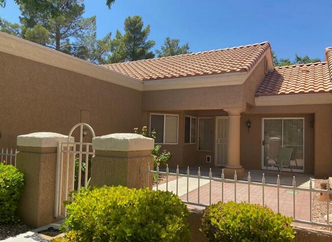 2741 Sungold Dr in Las Vegas, NV - Foto de edificio - Building Photo