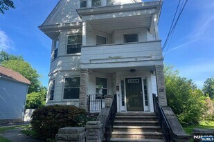 19 Spring St in Bloomfield, NJ - Building Photo