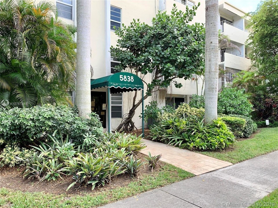 5838 SW 74th Terrace-Unit -Apt 304 in South Miami, FL - Building Photo