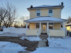 40 Belford Ave in Bay Shore, NY - Building Photo