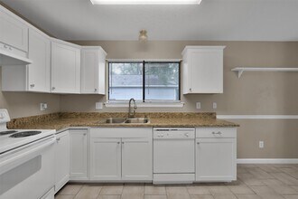 93 W High Oaks Cir in Spring, TX - Building Photo - Building Photo