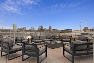 840 W Juneau Ave-Unit -FL4-ID379642P in Milwaukee, WI - Foto de edificio - Building Photo