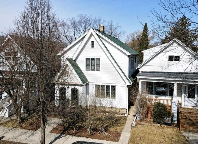 332 E Schiller St, Unit 330 E Schiller St.