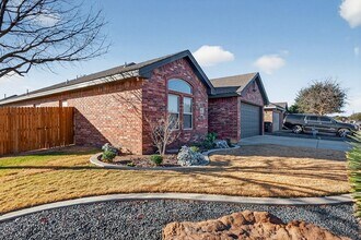 1122 Porterfield Rd in Midland, TX - Foto de edificio - Building Photo