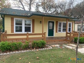 927 N Union Ave in New Braunfels, TX - Building Photo