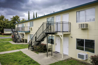 Park View Apartments in Redding, CA - Building Photo - Building Photo