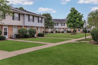 Westchester Townhomes in Westlake, OH - Foto de edificio - Building Photo