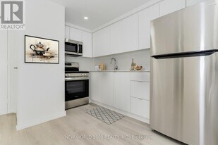 33 Erskine Ave in Toronto, ON - Building Photo