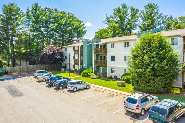 Manor Ridge Apartments in Asheville, NC - Foto de edificio - Building Photo