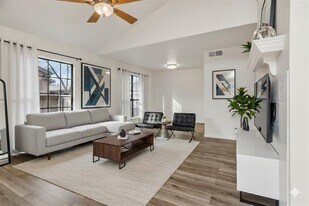 352 W Harwood Rd in Hurst, TX - Building Photo