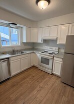 366 Flower St in Anchorage, AK - Building Photo