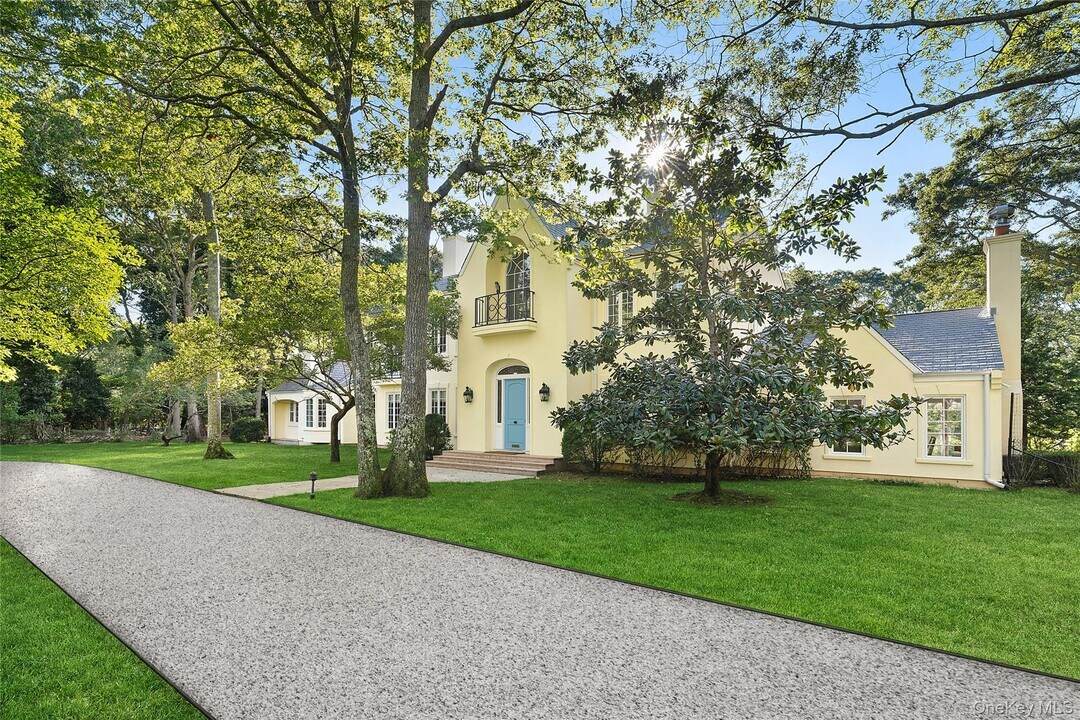 4 Oakland Ln in East Quogue, NY - Building Photo