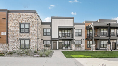 Springs at Pena Station in Denver, CO - Foto de edificio - Building Photo