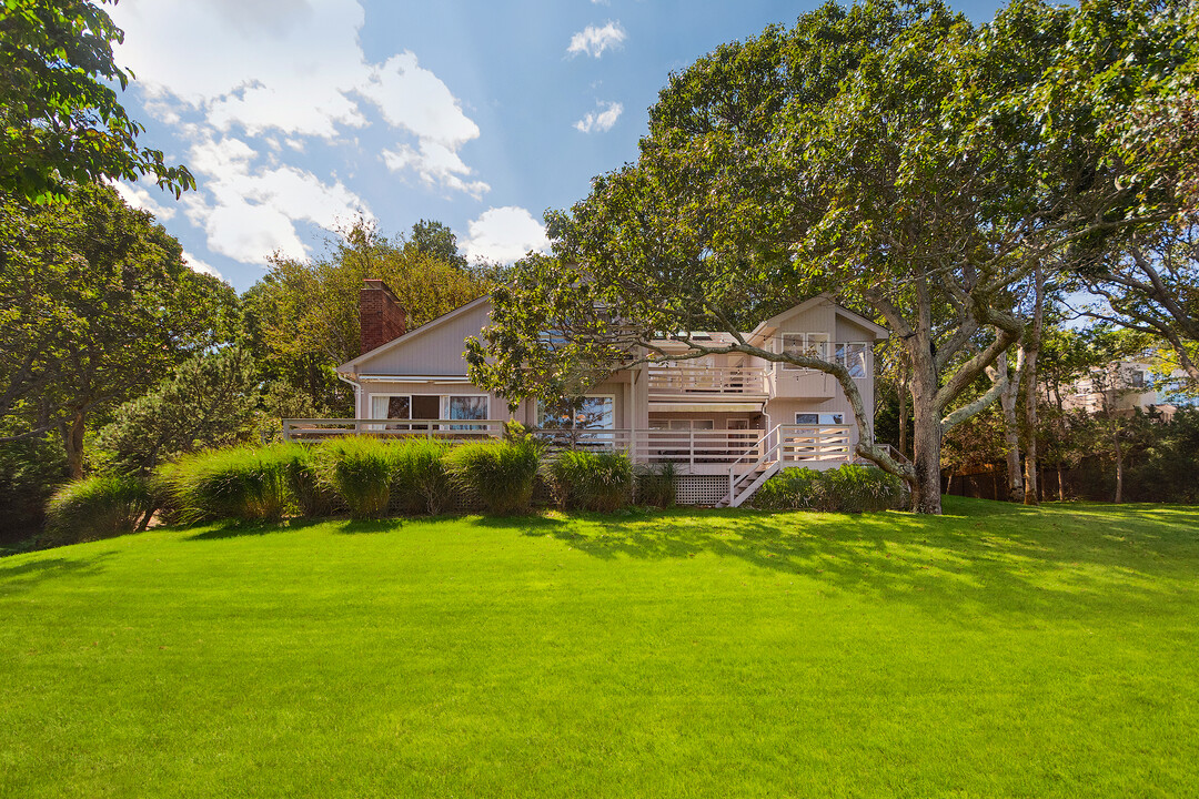 46 Hedges Banks Dr in East Hampton, NY - Building Photo