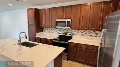 5912 Woodlands Blvd in Tamarac, FL - Building Photo - Building Photo