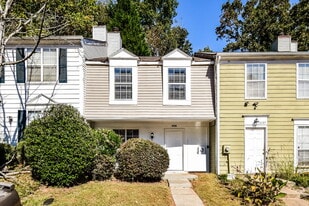 5729 Wells Cir in Stone Mountain, GA - Building Photo