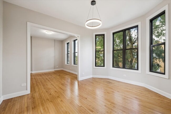 2058 N Albany Ave in Chicago, IL - Building Photo - Building Photo