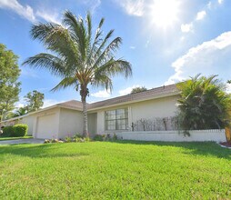 174 Parkwood Dr in Royal Palm Beach, FL - Building Photo - Building Photo