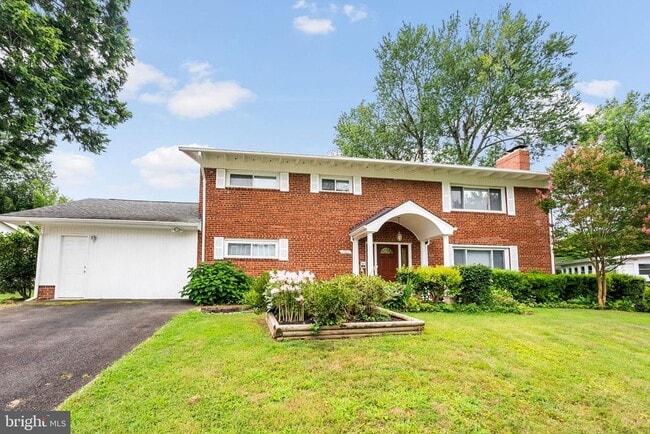 property at 1602 Woodmoor Ln