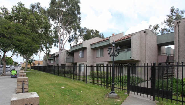 Ramona Park in Baldwin Park, CA - Foto de edificio - Building Photo