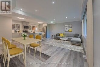 740 Collins Bay Rd in Kingston, ON - Building Photo - Building Photo