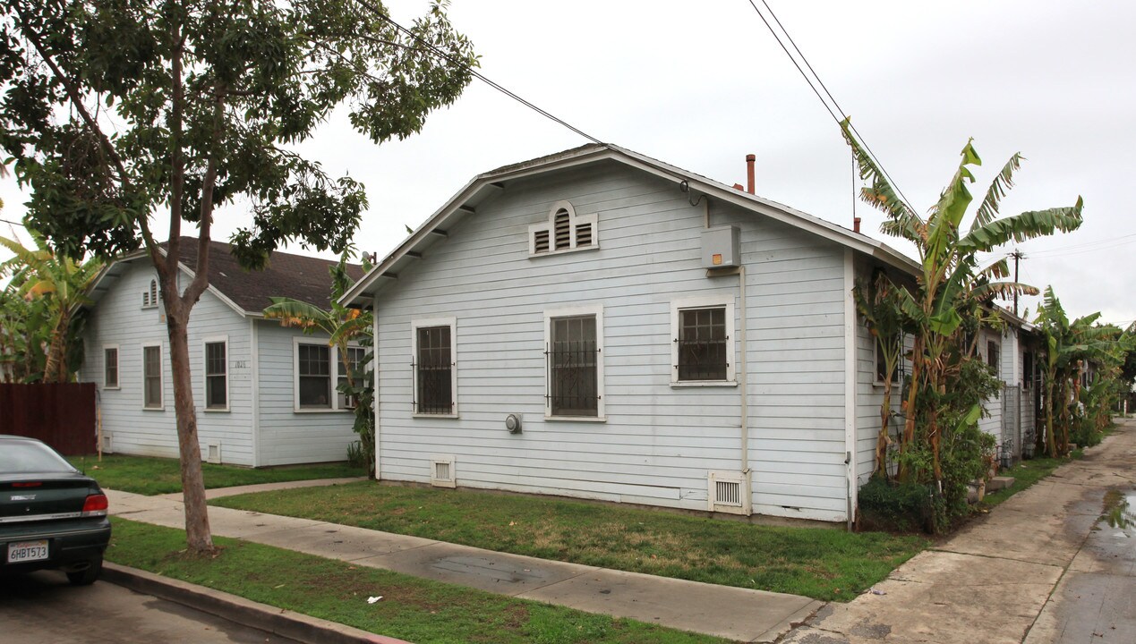 1026 E 5th St in Long Beach, CA - Building Photo