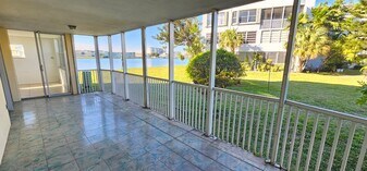 1670 NE 191st St in Miami, FL - Building Photo