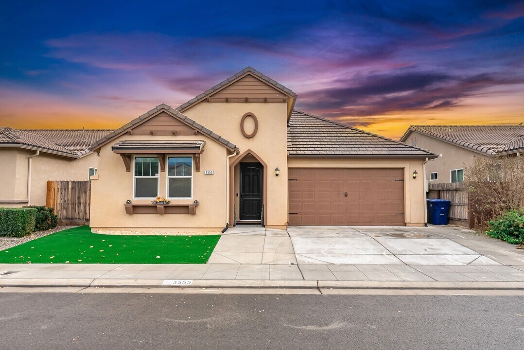 3555 Encino Ave in Clovis, CA - Building Photo