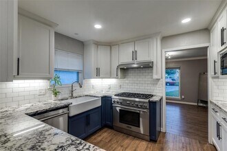 6031 McKnight St in Houston, TX - Foto de edificio - Building Photo