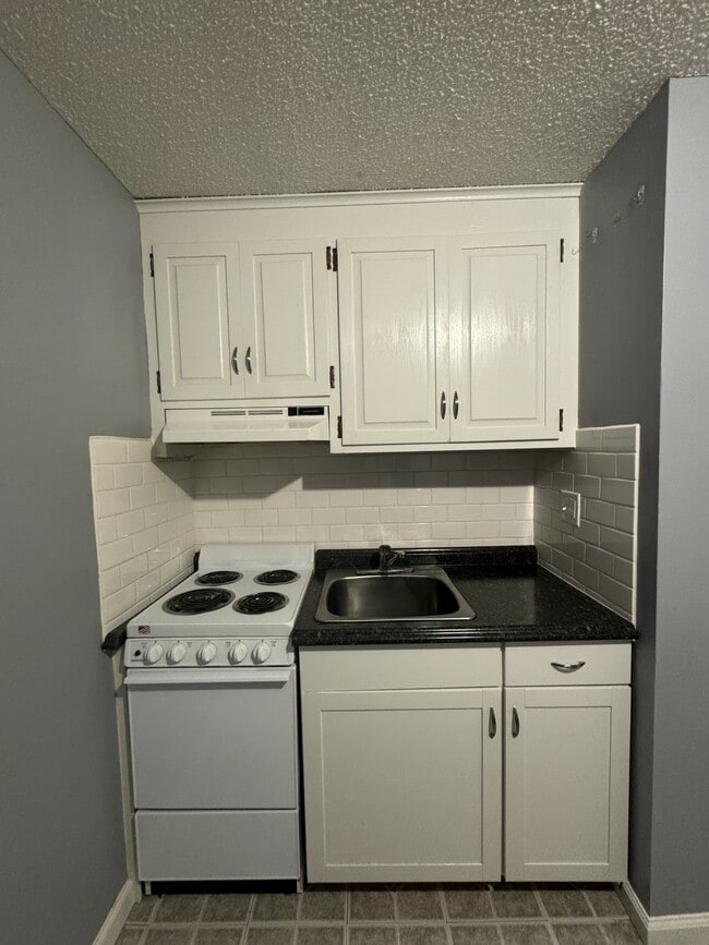 134 W Main St in Plainville, CT - Building Photo - Building Photo
