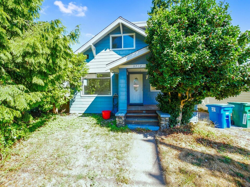 5712 8th Ave NE in Seattle, WA - Building Photo