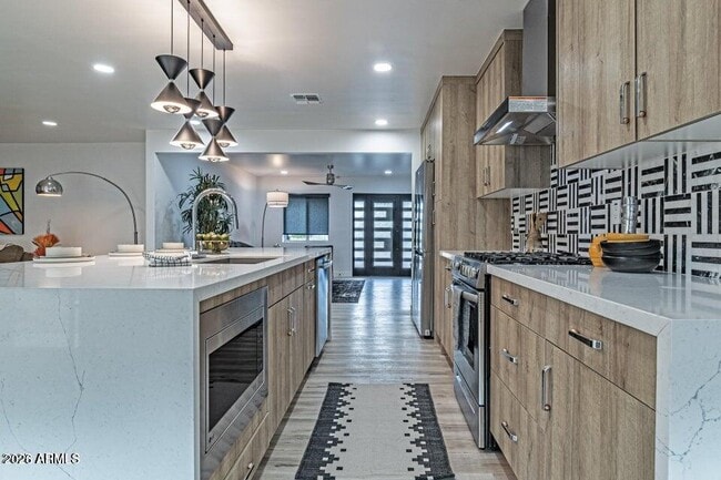 property at 1539 W Puget Ave