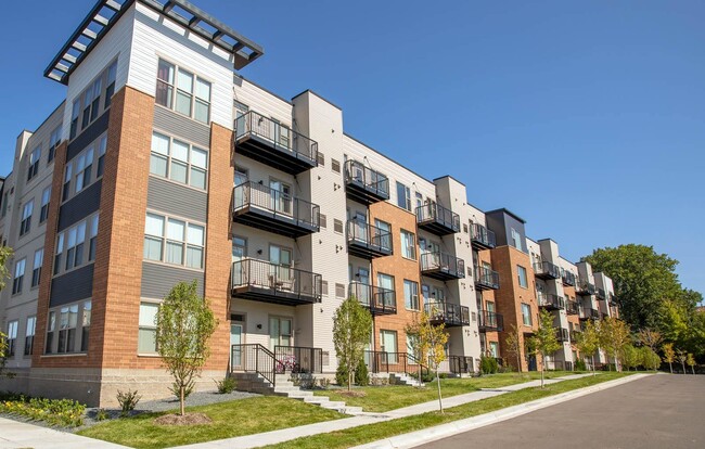 Grand Central Flats in Columbia Heights, MN - Foto de edificio - Building Photo