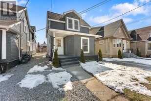 30 Division St in St Catharines, ON - Building Photo