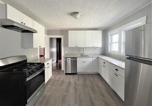 194 Main St, Unit 2 in Medford, MA - Building Photo - Building Photo