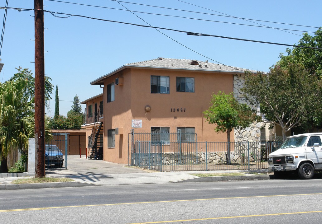 13627 Vanowen St in Van Nuys, CA - Building Photo