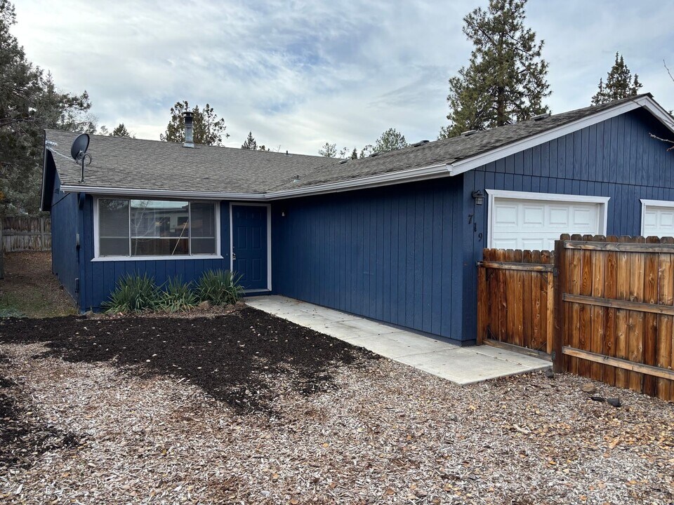 717-719 SE Centennial St in Bend, OR - Building Photo