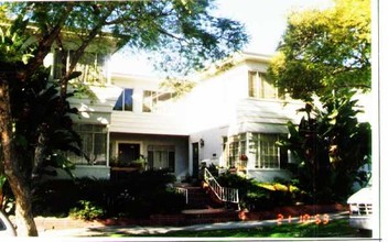 3494 Rowena Ave in Los Angeles, CA - Foto de edificio - Building Photo